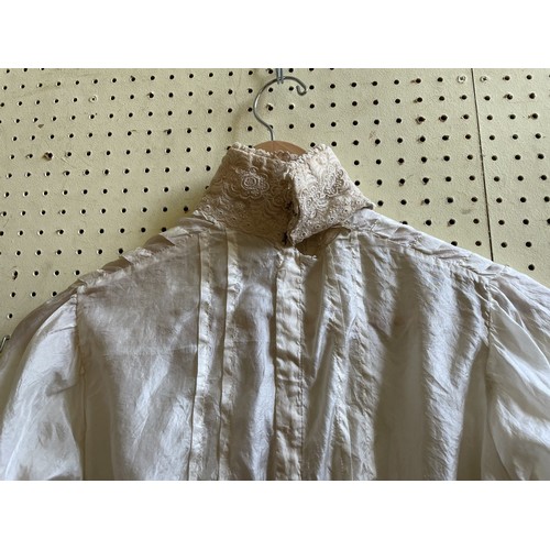 902 - A late 19th century/early 20th century blouse, with a lace collar and trim