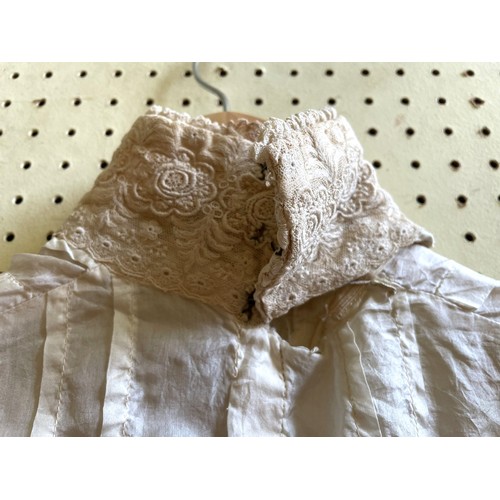 902 - A late 19th century/early 20th century blouse, with a lace collar and trim