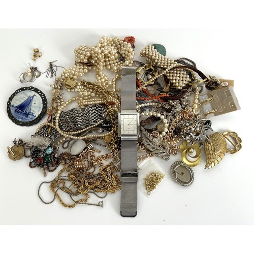 722 - A ladies stainless steel Skagen wristwatch and assorted costume jewellery