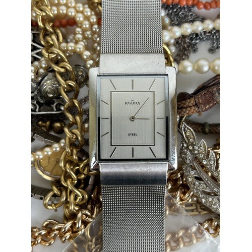 722 - A ladies stainless steel Skagen wristwatch and assorted costume jewellery