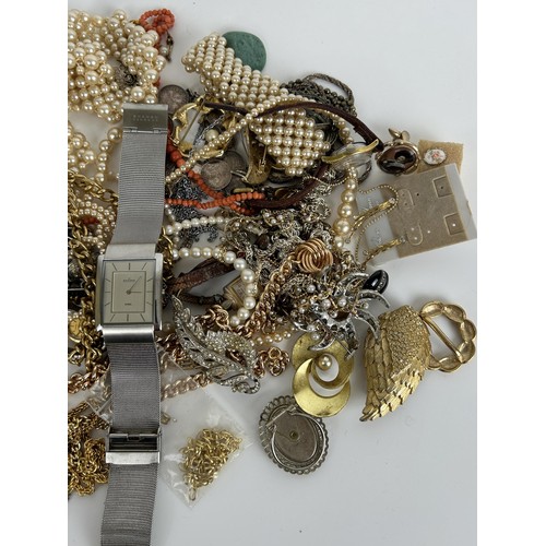 722 - A ladies stainless steel Skagen wristwatch and assorted costume jewellery