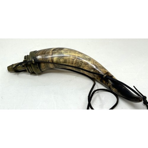 919 - A horn gunpowder mule, 29 cm wide