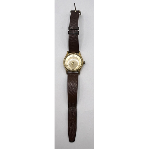 393 - A gentleman's Smiths Deluxe wristwatch, on an associated leather strap