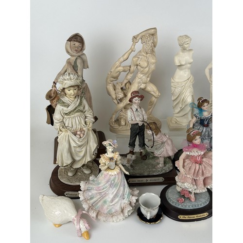 974 - Assorted figures (box)