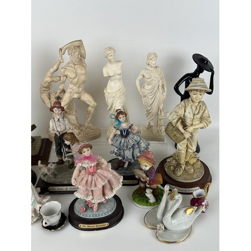 974 - Assorted figures (box)