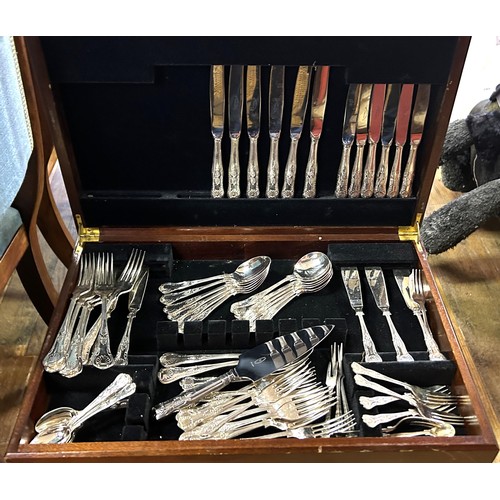 321 - A silver plated King's pattern canteen of cutlery, in a mahogany case