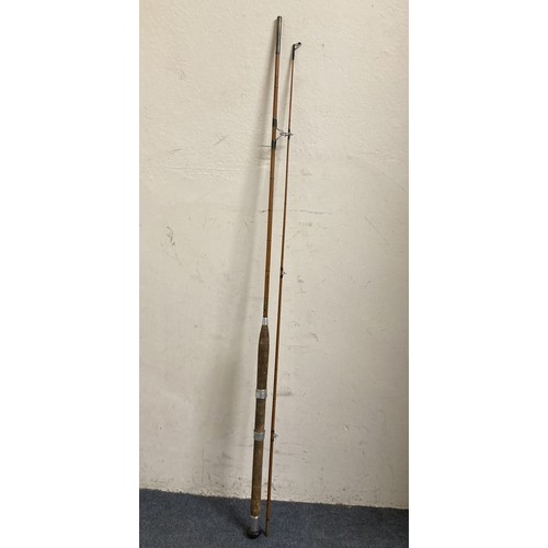 977 - A student's violin, and a split cane fishing rod (2)