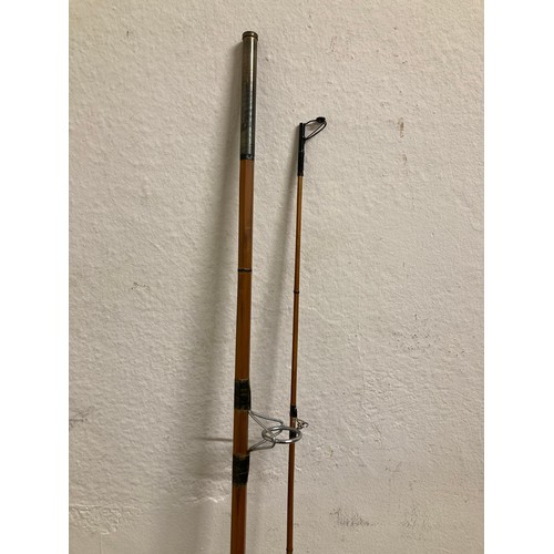 977 - A student's violin, and a split cane fishing rod (2)