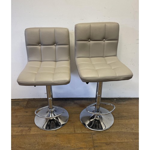 1122 - A pair of modern stools (2)