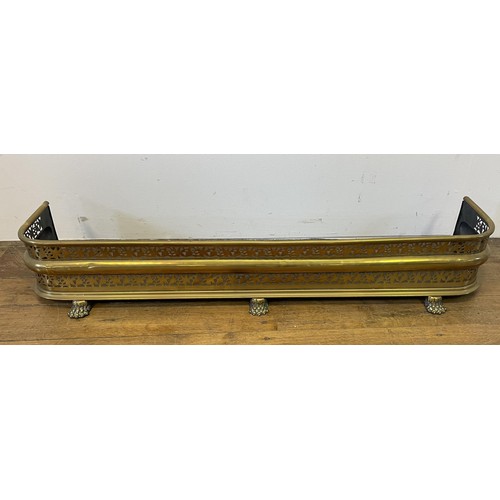 1157 - A Victorian brass fender, 107 cm wide