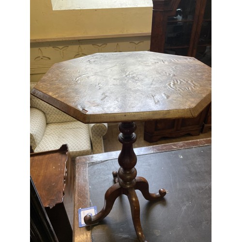 1161 - A copper and brass coal bucket, with lions head handles, 45 cm diameter, an oak table and a wine tab... 