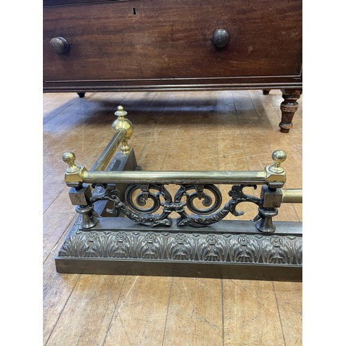 1204 - A Victorian cast iron and brass fender, 105 cm wide