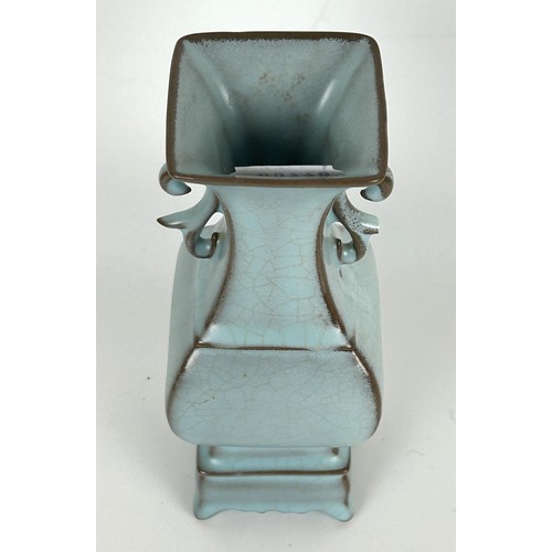 1106 - A Chinese turquoise glazed vase, 20 cm high