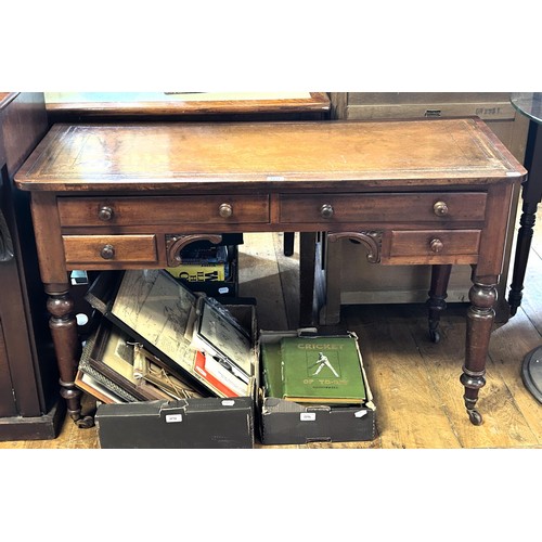 1131 - A mahogany kneehole desk, 125 cm wide