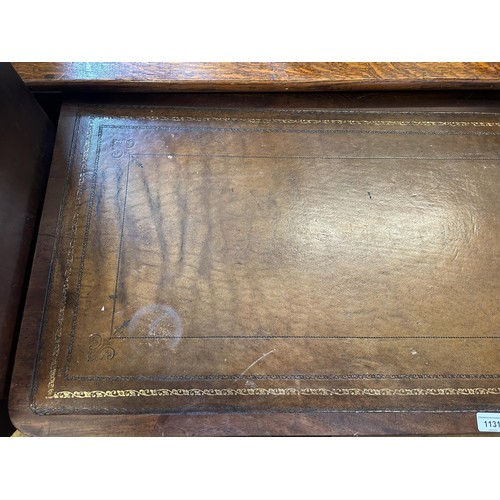 1131 - A mahogany kneehole desk, 125 cm wide