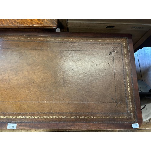 1131 - A mahogany kneehole desk, 125 cm wide