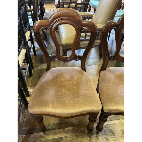 1147 - A set of four mahogany dining chairs, with padded seats (4)