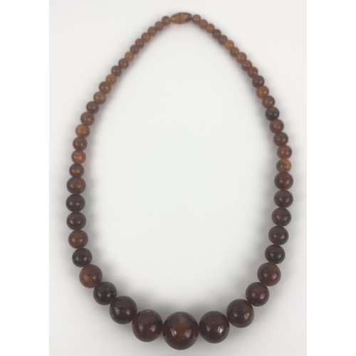 884 - An amber type bead necklace