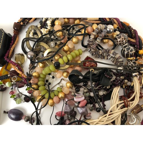 882 - Assorted costume jewellery