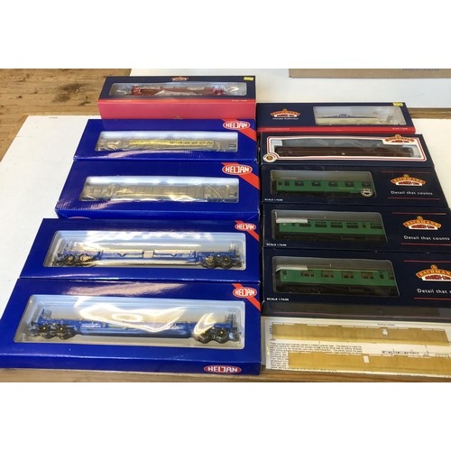 307 - An OO gauge Bachmann carriage, 39-253, 34-575A, 34-550B, 34-654, 38-212, and 38-250, all boxed, and ... 