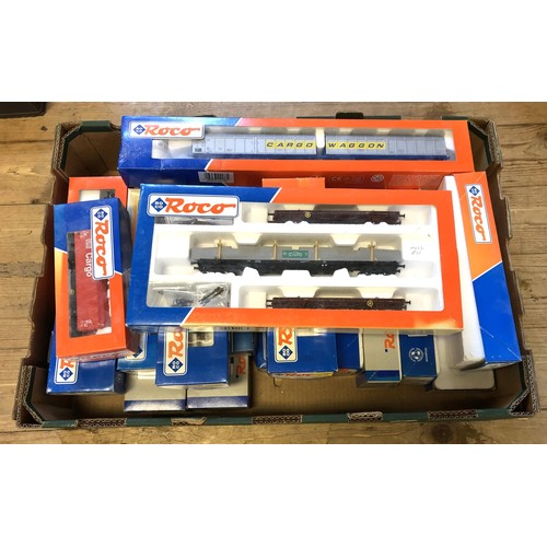 332 - Assorted OO gauge Roco carriages and rolling stock, No 4763, 47600, 47663, 44168, 46918, 47988, 4691... 