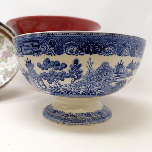 929 - A Chinese blue and white bowl, 29 cm diameter, a blue and white jar, lacking cover, 13 cm high, an e... 