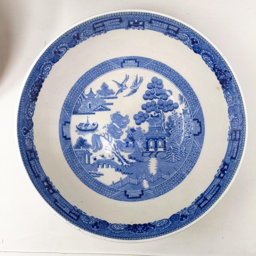 929 - A Chinese blue and white bowl, 29 cm diameter, a blue and white jar, lacking cover, 13 cm high, an e... 