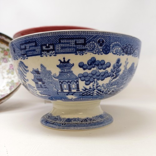 929 - A Chinese blue and white bowl, 29 cm diameter, a blue and white jar, lacking cover, 13 cm high, an e... 