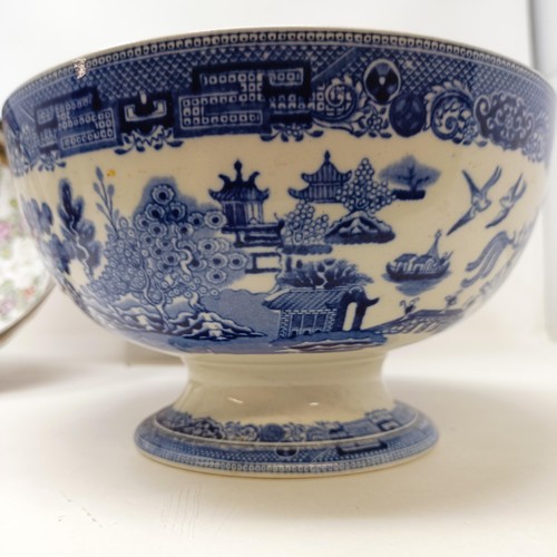 929 - A Chinese blue and white bowl, 29 cm diameter, a blue and white jar, lacking cover, 13 cm high, an e... 