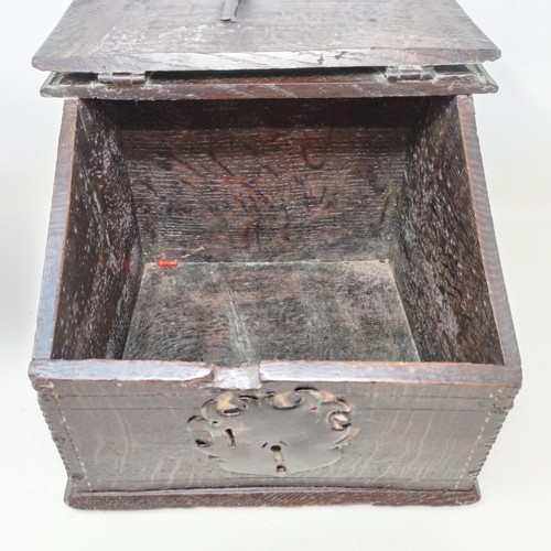 805 - An oak box, with a sloping lid, 26 cm wide