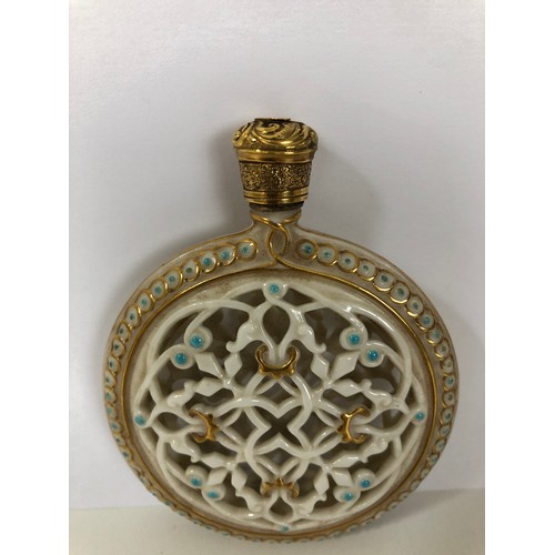 870 - A late 19th/early 20th century reticulated porcelain scent bottle, probably Worcester and possibly G... 