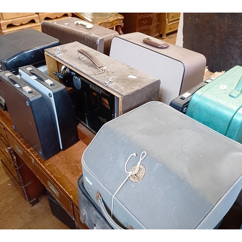 898 - Assorted sewing machines and typewriters (qty)