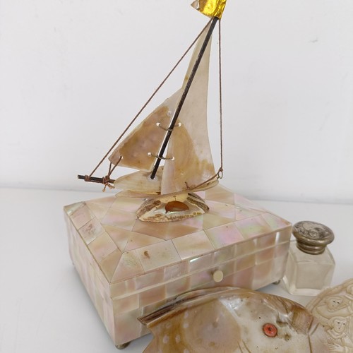 922 - A mother of pearl veneered three bottle caddy, 17 cm wide, and assorted mother of pearl items (qty)