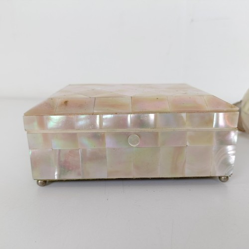 922 - A mother of pearl veneered three bottle caddy, 17 cm wide, and assorted mother of pearl items (qty)