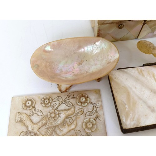 927 - Assorted mother of pearl items (qty)