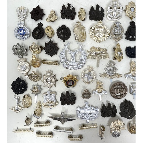 571 - Assorted military staybrite and other badges