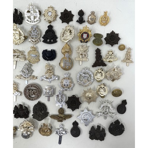 571 - Assorted military staybrite and other badges