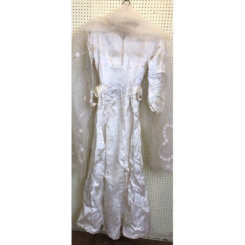 894 - A vintage wedding dress, assorted linen and lace (3 boxes)