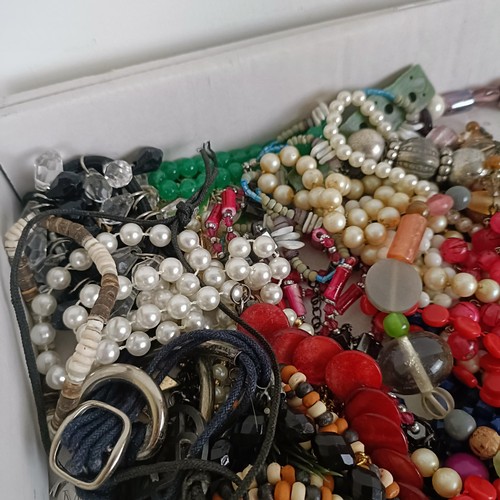 934 - Assorted costume jewellery