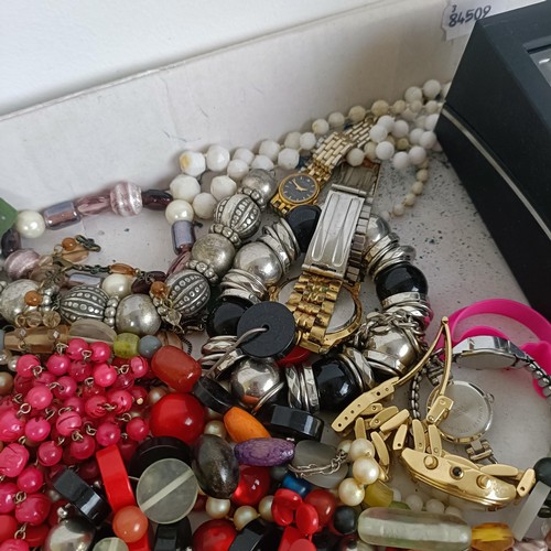 934 - Assorted costume jewellery