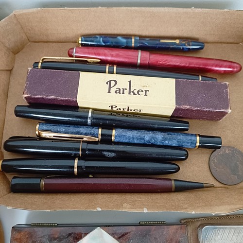 933 - A Parker pen, other pens and items