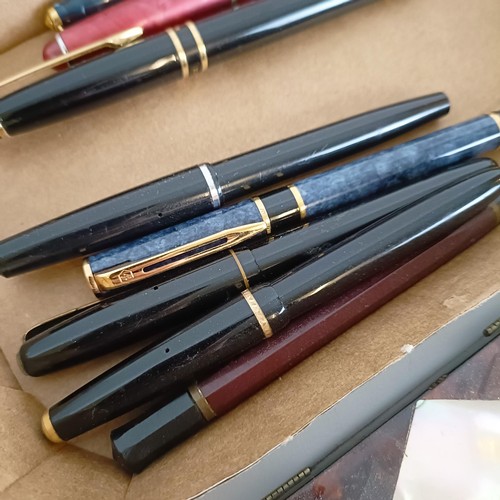 933 - A Parker pen, other pens and items