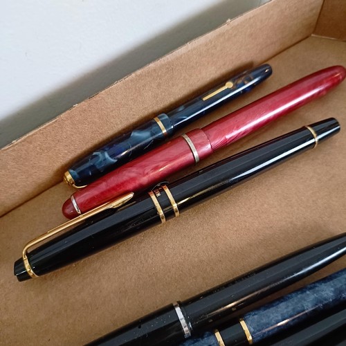 933 - A Parker pen, other pens and items