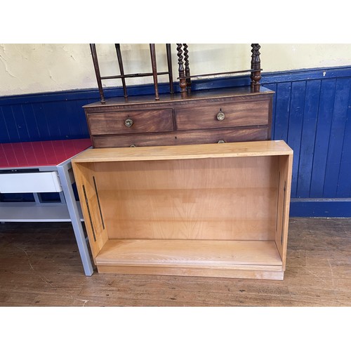 1083 - A mahogany chest, having two short and four long graduated drawers, lacking base, 107 cm wide, a two... 