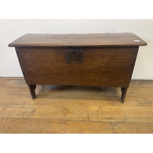 998 - An oak coffer, 92 cm wide