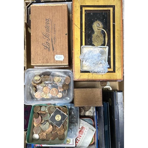 499 - A large group of assorted world coins (box)