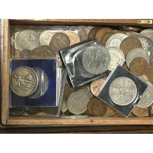 499 - A large group of assorted world coins (box)