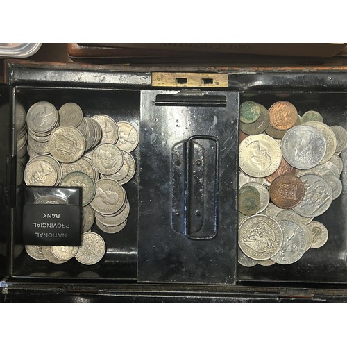 499 - A large group of assorted world coins (box)