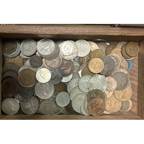 499 - A large group of assorted world coins (box)