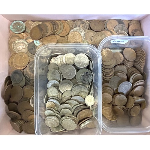 500 - A large quantity of assorted world coins (4 boxes)